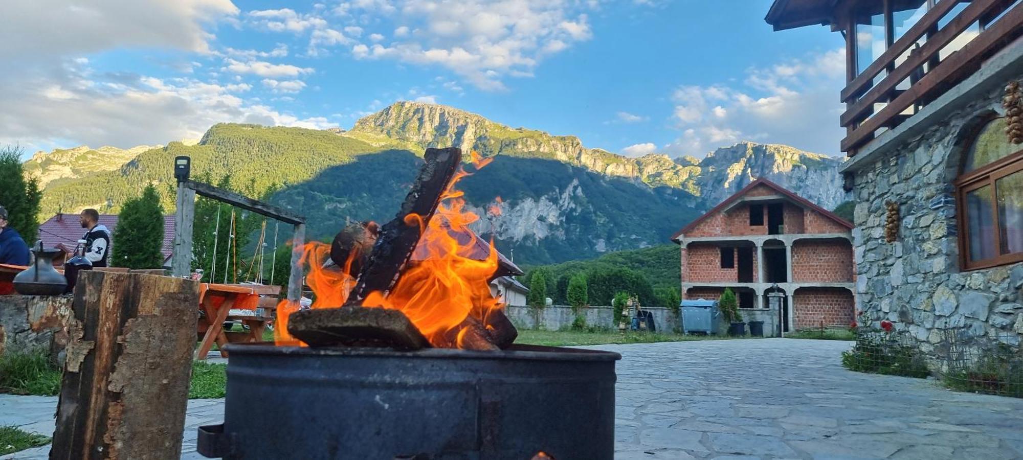 Отель Ethno Katun Rosi Agrotourism Gusinje Экстерьер фото